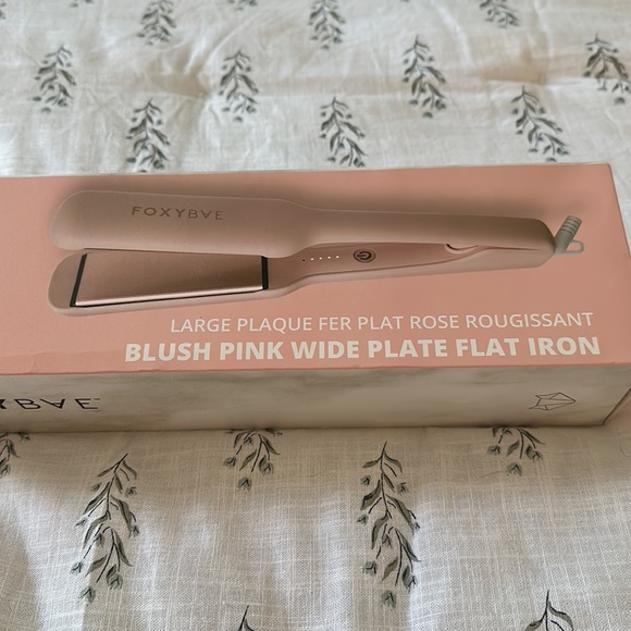 NIB FOXYBAE Blush Pink Wide Plate 1.75β Flat Iron - Picture 2 of 5